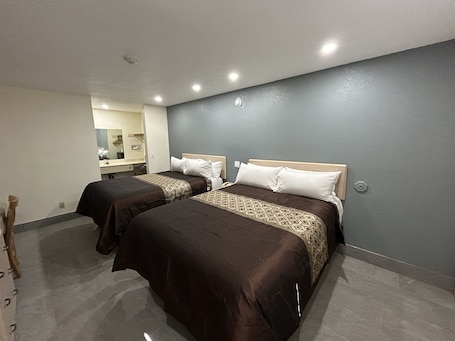 Escritorio, tabla de planchar con plancha y cunas . California Inn & Suites Adelanto US 395