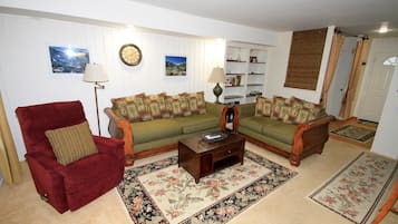 1-Bedroom Condo Near Ski Lifts | Wohnzimmer