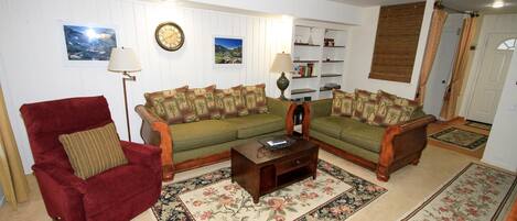 1-Bedroom Condo Near Ski Lifts | Living room | TV, fireplace