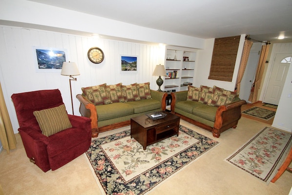 1-Bedroom Condo Near Ski Lifts | Sala de estar | Televisión y chimenea