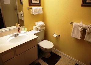 1-Bedroom Condo Near Center of Town | Baño | Tina con regadera, amenidades de baño gratuitas, toallas