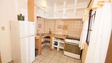 Breakfast, lunch, dinner served; international cuisine