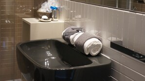 Ducha, artículos de tocador gratuitos, secador de pelo, bidet