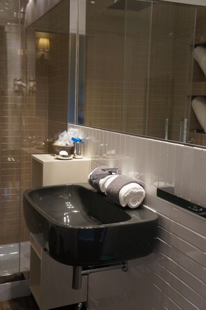 Shower, free toiletries, hair dryer, bidet - Le Stanze di Elle (Rome)