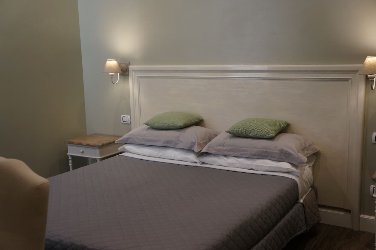 Camera con letto matrimoniale o 2 letti singoli | Minibar, una cassaforte in camera, una scrivania, Wi-Fi gratuito