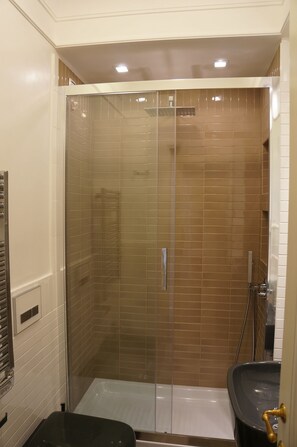 Room | Bathroom shower - Le Stanze di Elle (Rome)