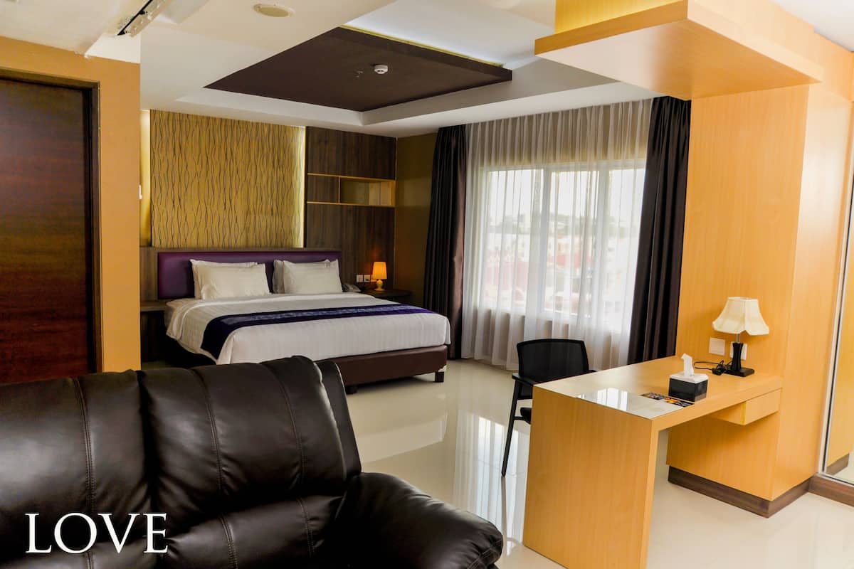 Love Room | Premium bedding, in-room safe, desk, WiFi (free)