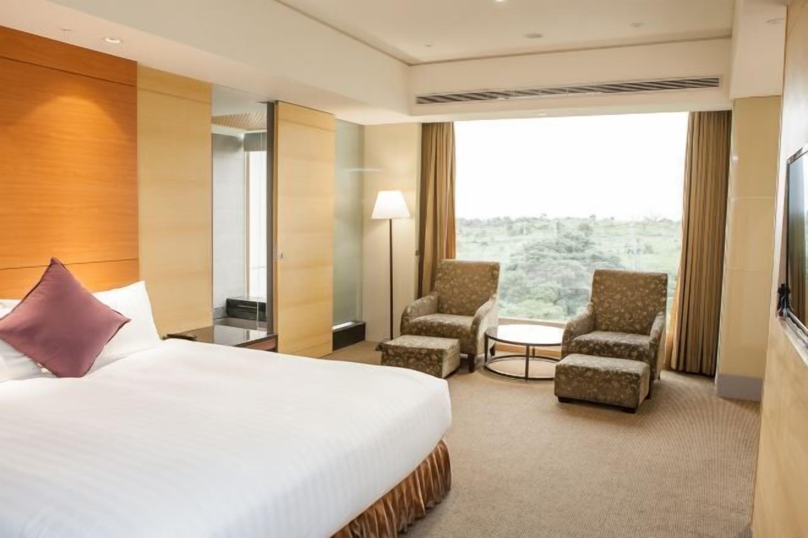 高档床上用品、迷你吧、客房内保险箱、办公桌