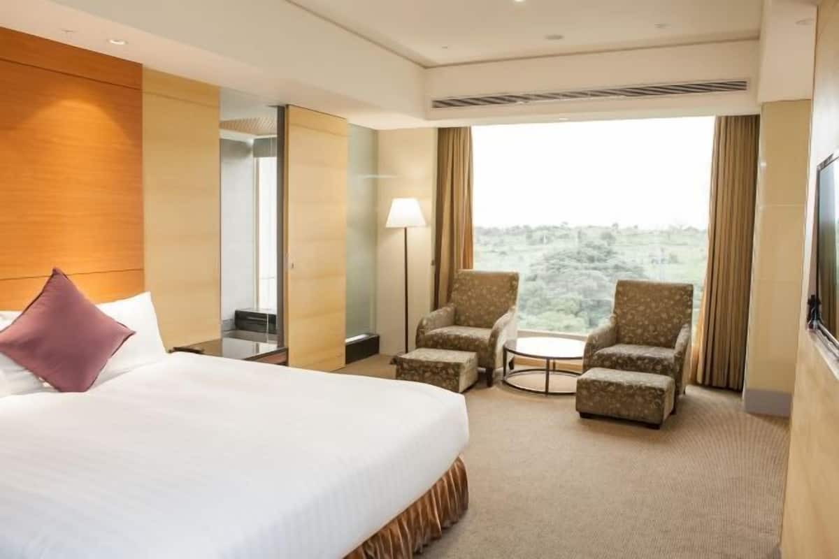 1 bedroom, premium bedding, minibar, in-room safe