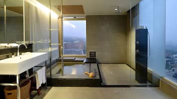 Corner Suite(1 double bed) | 1 bedroom, premium bedding, minibar, in-room safe