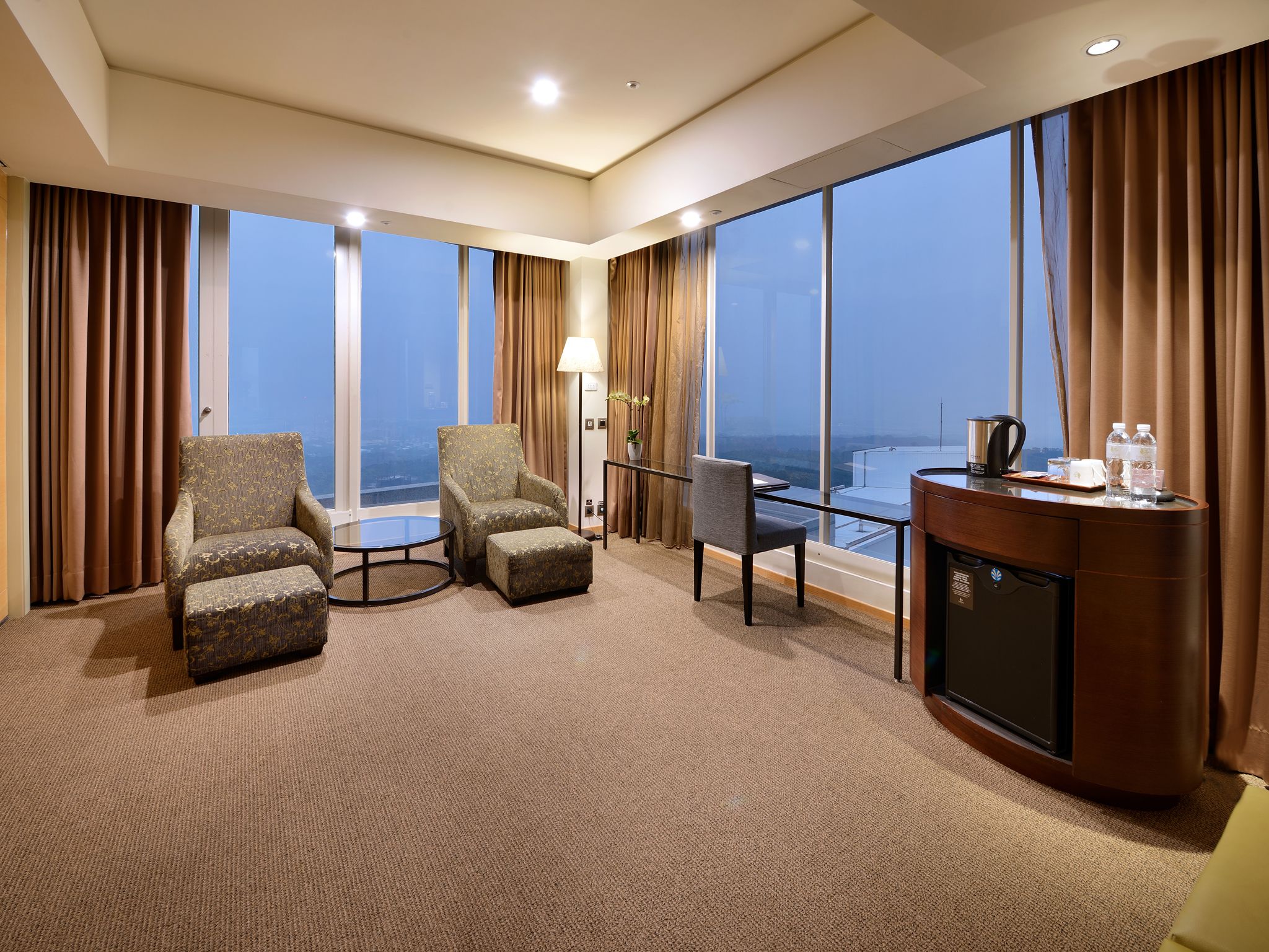 suite, 1 double bed, corner | 1 bedroom, premium bedding, minibar, in-room safe