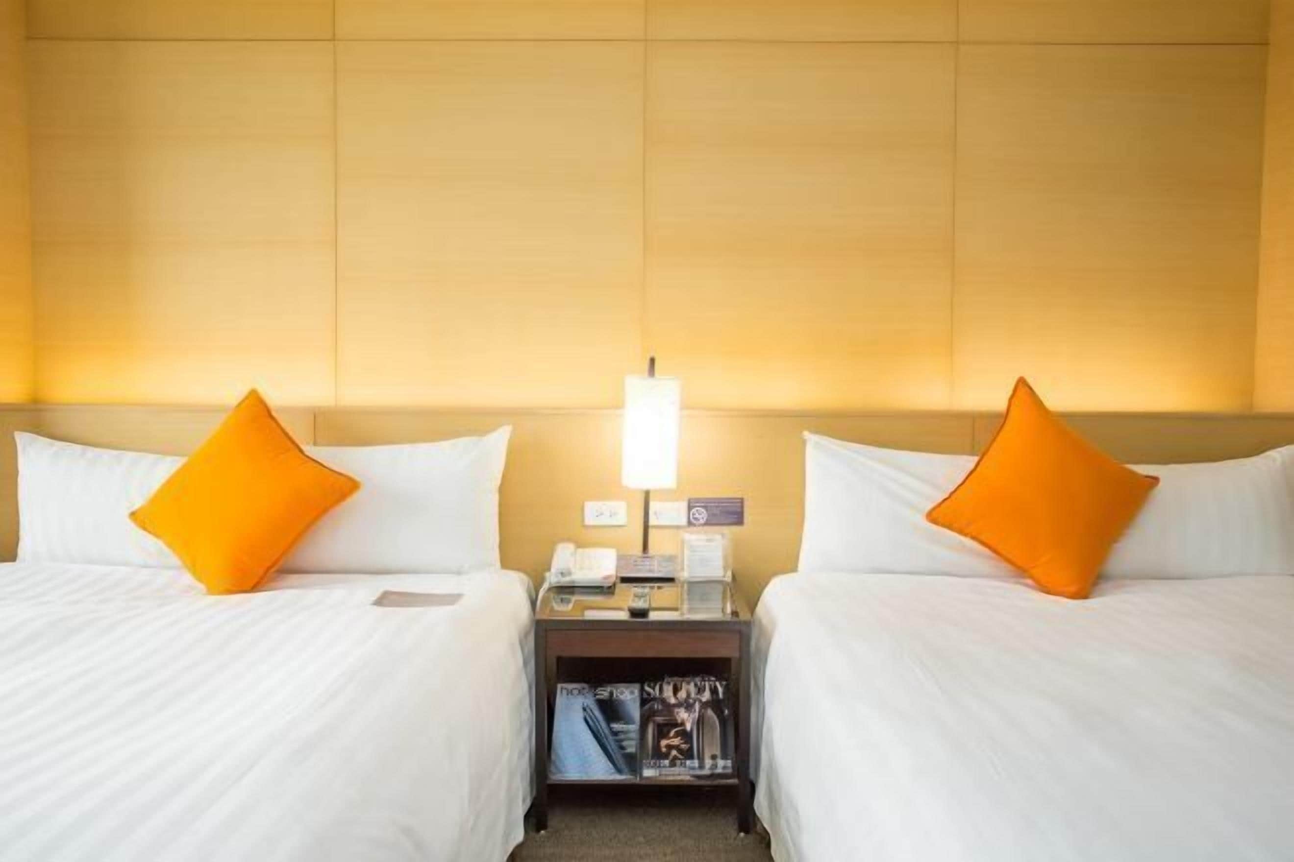 高档床上用品、迷你吧、客房内保险箱、办公桌