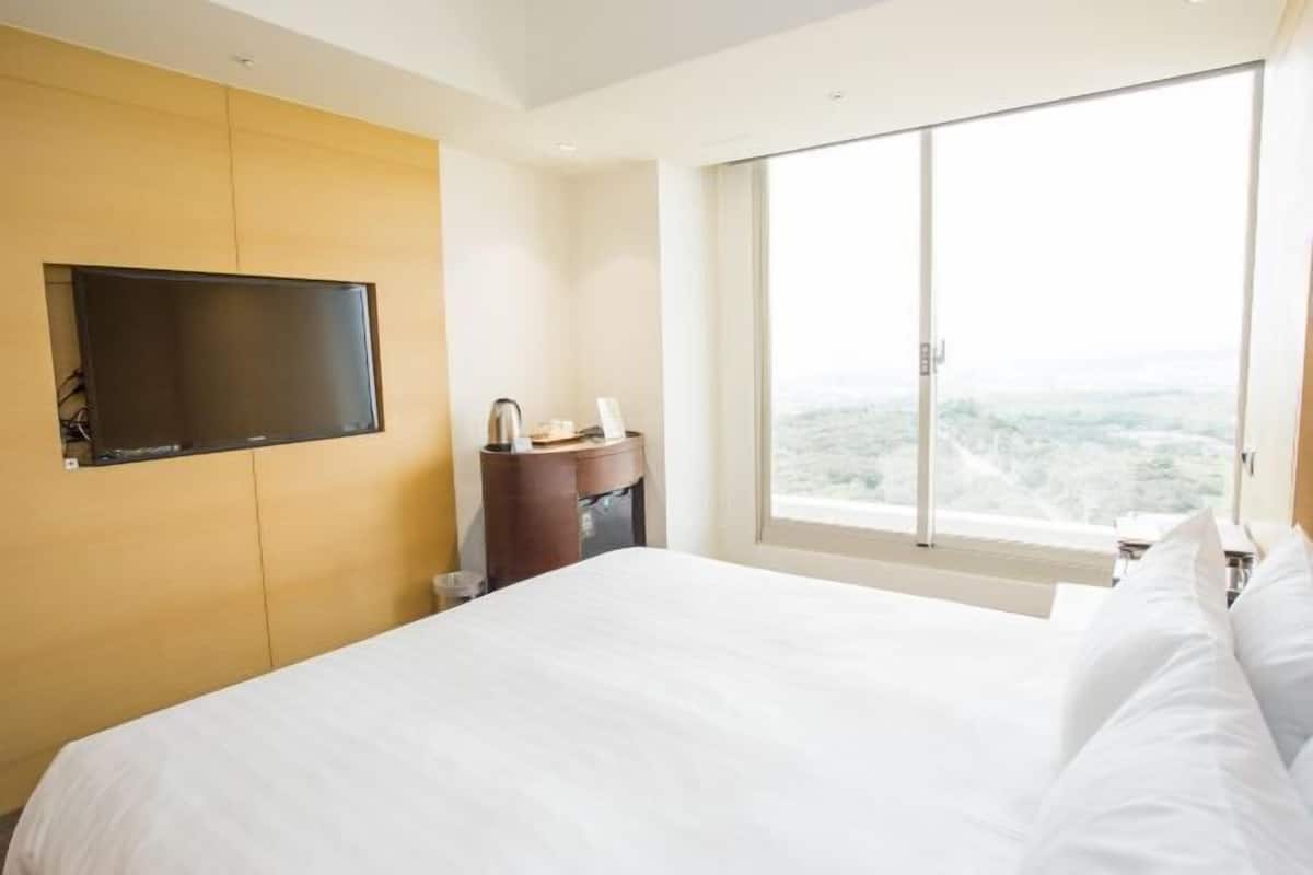 1 bedroom, premium bedding, minibar, in-room safe