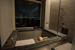 免费洗浴用品、吹风机、浴袍、拖鞋