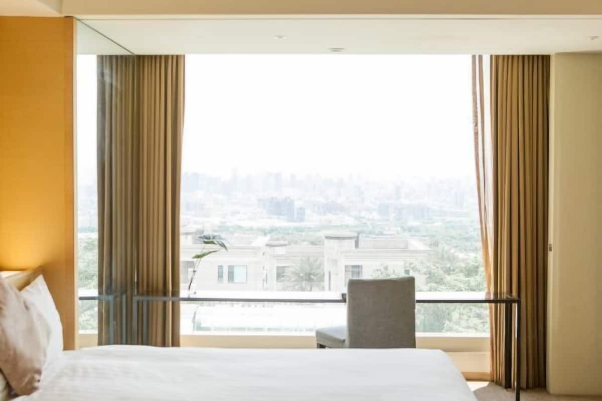 1 bedroom, premium bedding, minibar, in-room safe