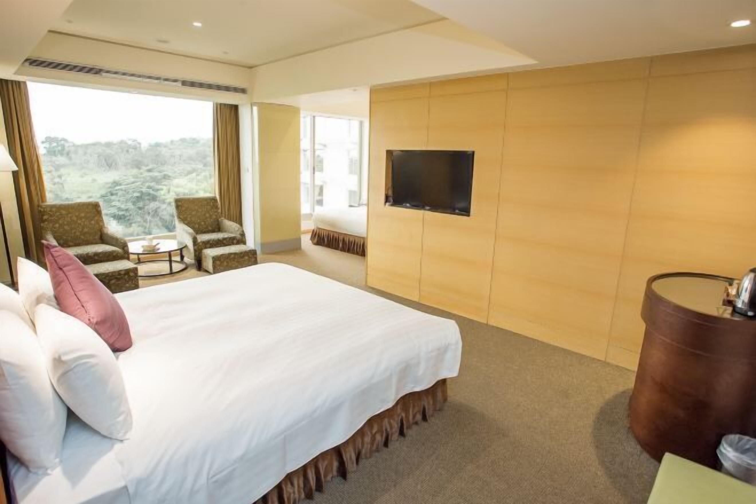 高档床上用品、迷你吧、客房内保险箱、办公桌