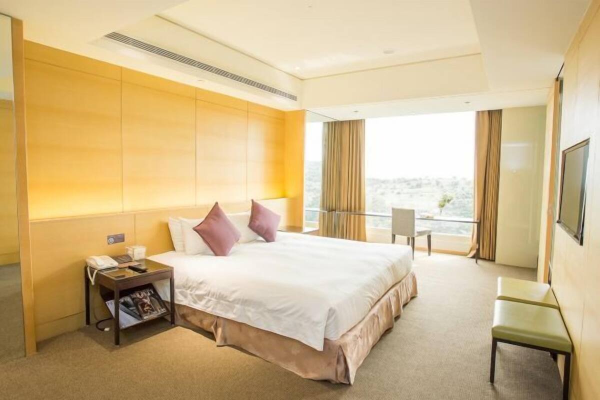 1 bedroom, premium bedding, minibar, in-room safe