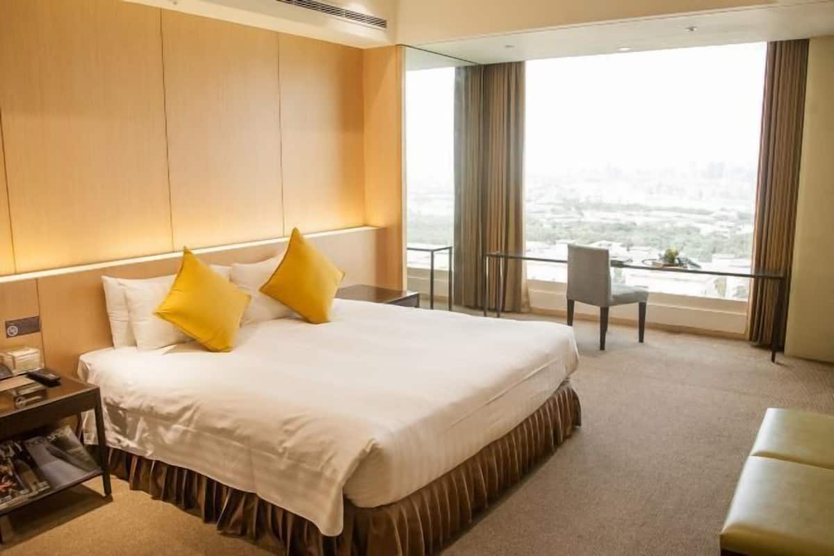 1 bedroom, premium bedding, minibar, in-room safe