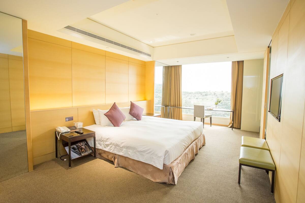 Standard Double Room, 1 Queen Bed | Premium bedding, minibar, in-room safe, desk