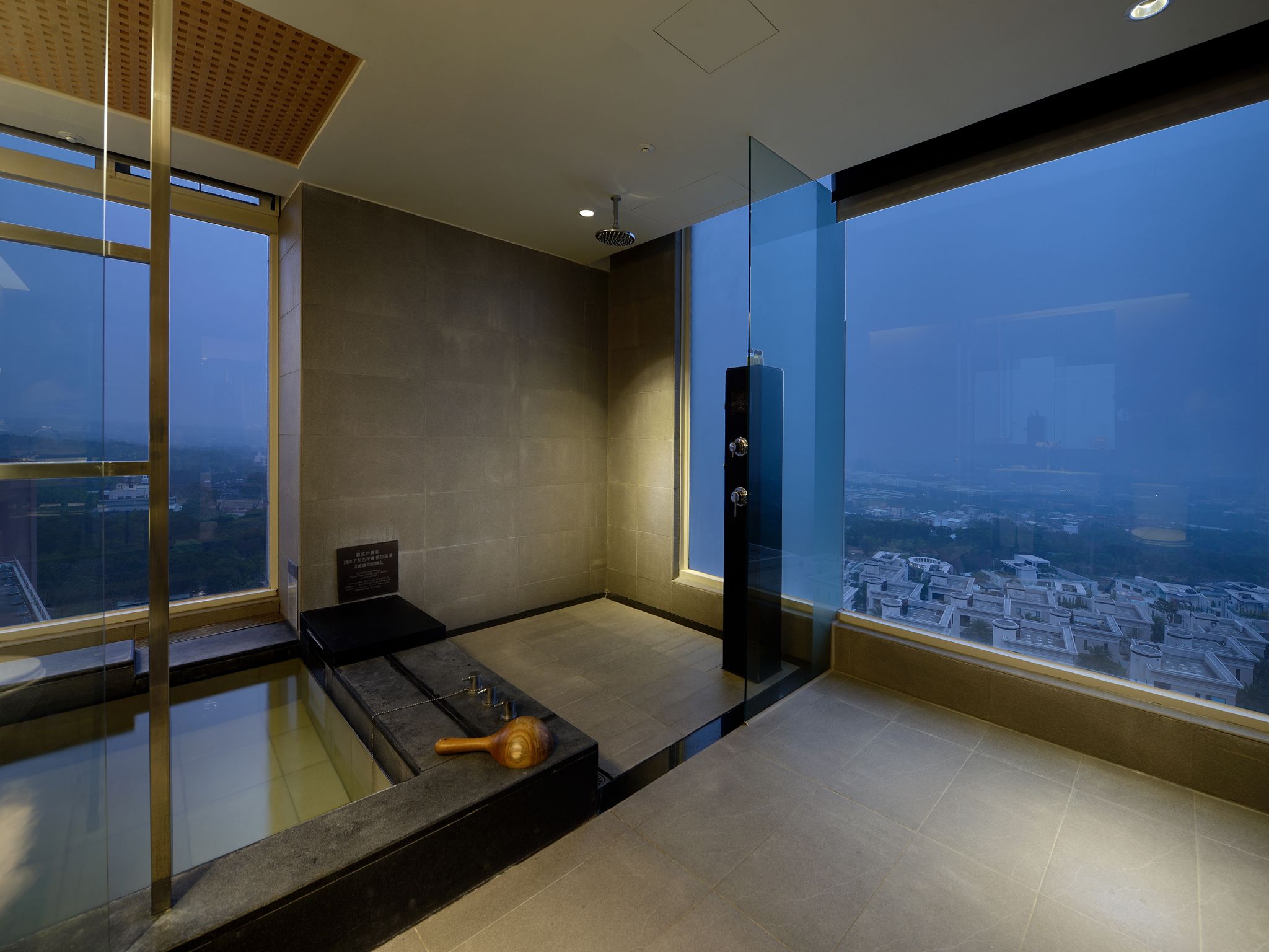 景观套房 | 浴室 | 免费洗浴用品、吹风机、浴袍、拖鞋