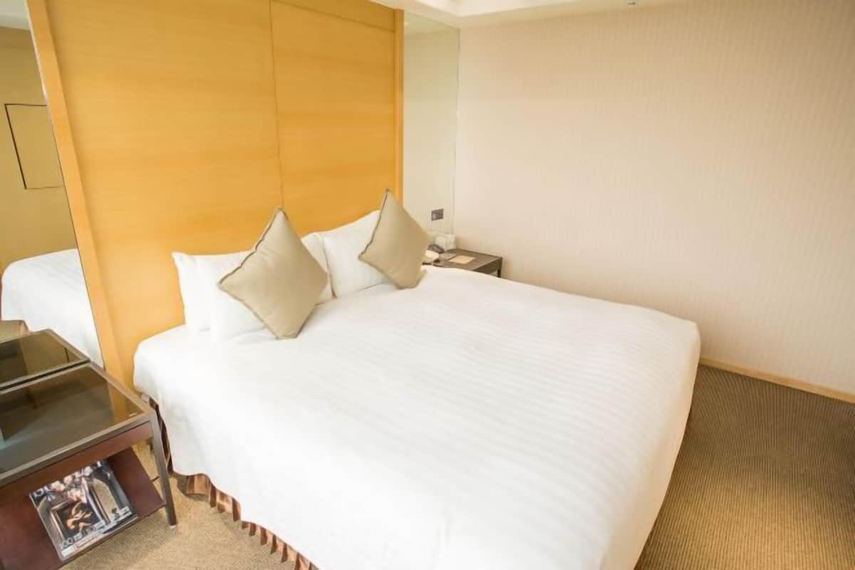1 bedroom, premium bedding, minibar, in-room safe