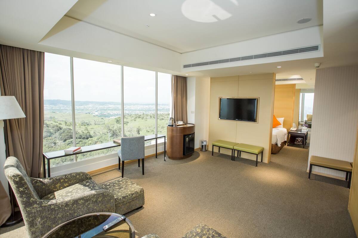 Deluxe Suite | Premium bedding, minibar, in-room safe, desk