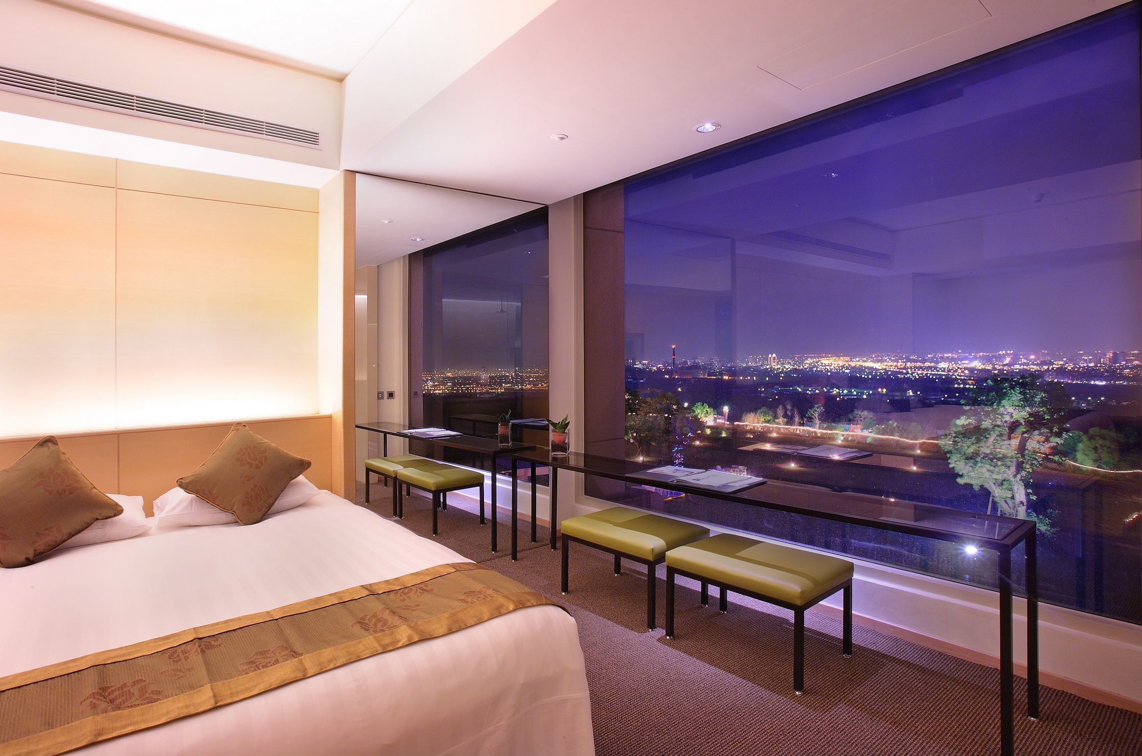 高級寢具、迷你吧、客房內保險箱、書桌