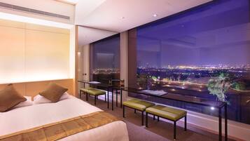 Premium bedding, minibar, in-room safe, desk