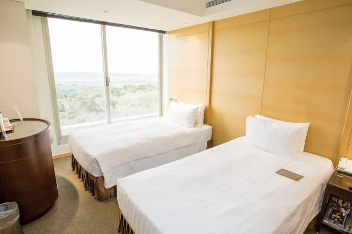 1 bedroom, premium bedding, minibar, in-room safe