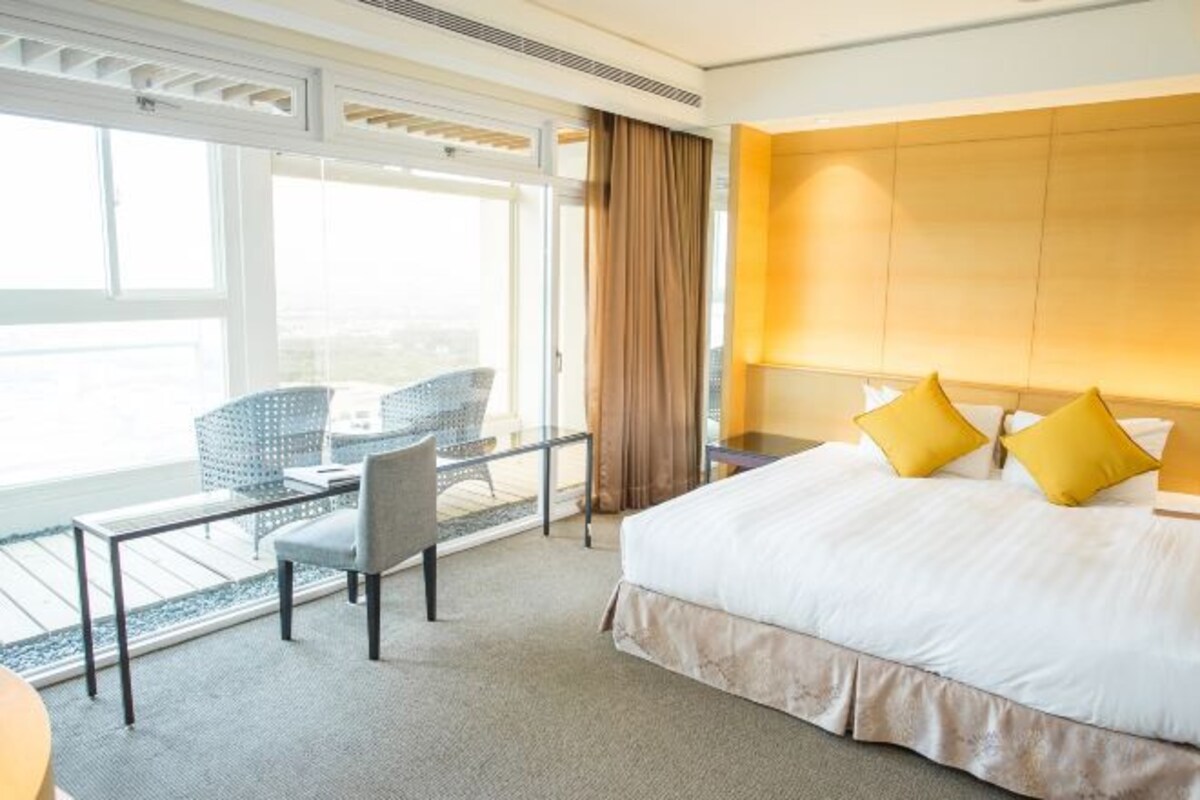 Premium bedding, minibar, in-room safe, desk