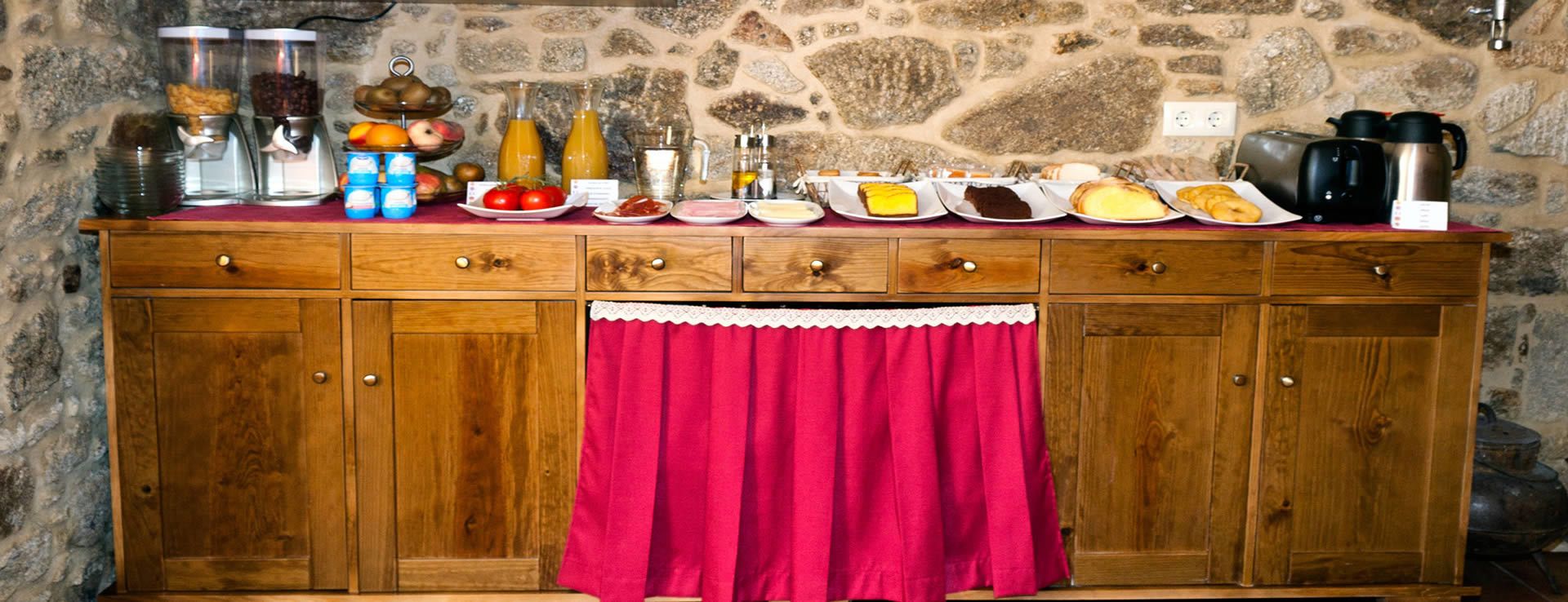 بوفيه فطور يوميًا بتكلفة قدرها (8 EUR للشخص)