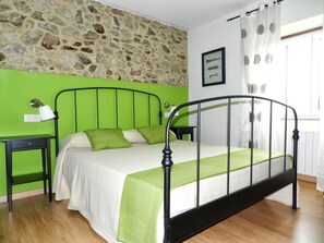 Superior Triple Room, Garden View | Individually decorated, desk, soundproofing, free WiFi - A Casa do Folgo (A Baña)