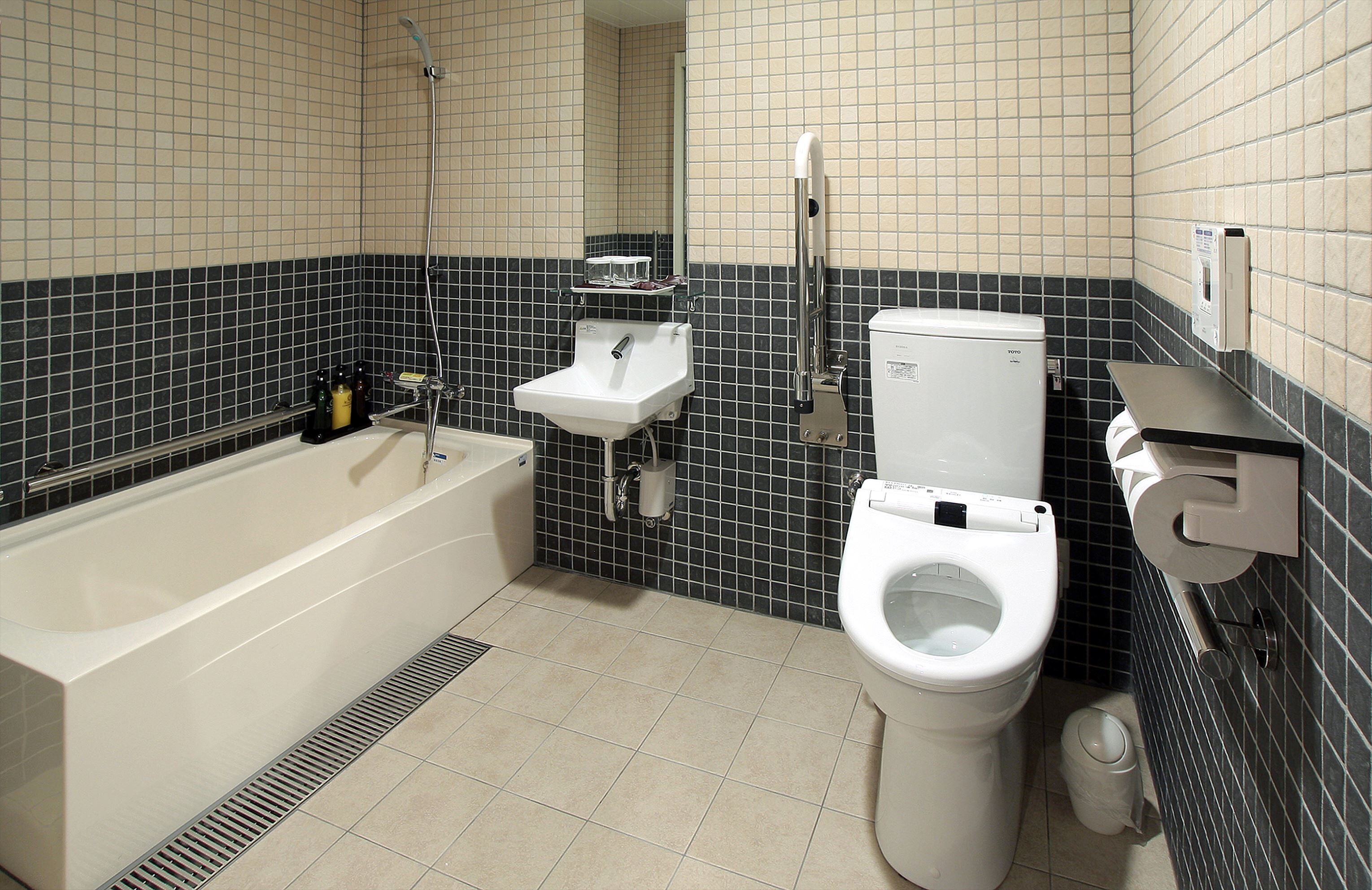 family room, 1 queen bed, smoking | bathroom | combined shower/bathtub, deep-soaking bathtub, free toiletries