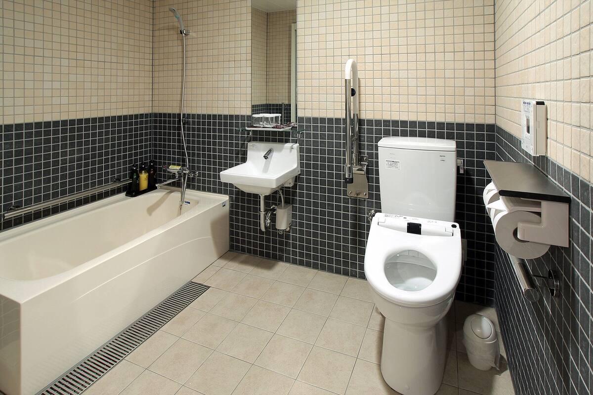 family room, 1 queen bed, smoking | bathroom | combined shower/bathtub, deep-soaking bathtub, free toiletries