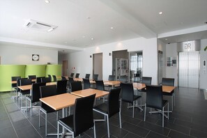 Daily continental breakfast (JPY 1100 per person)