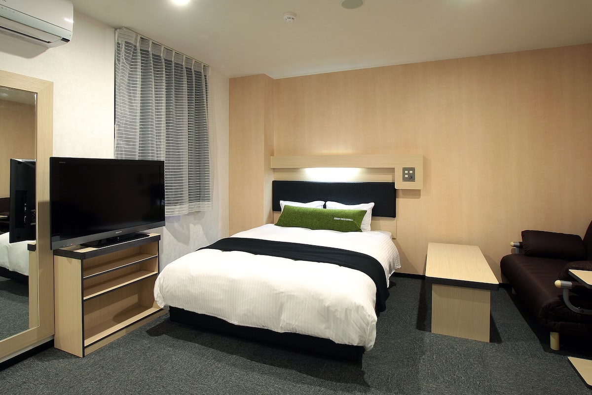 family room, 1 queen bed, smoking | premium bedding, down duvets, desk, blackout curtains