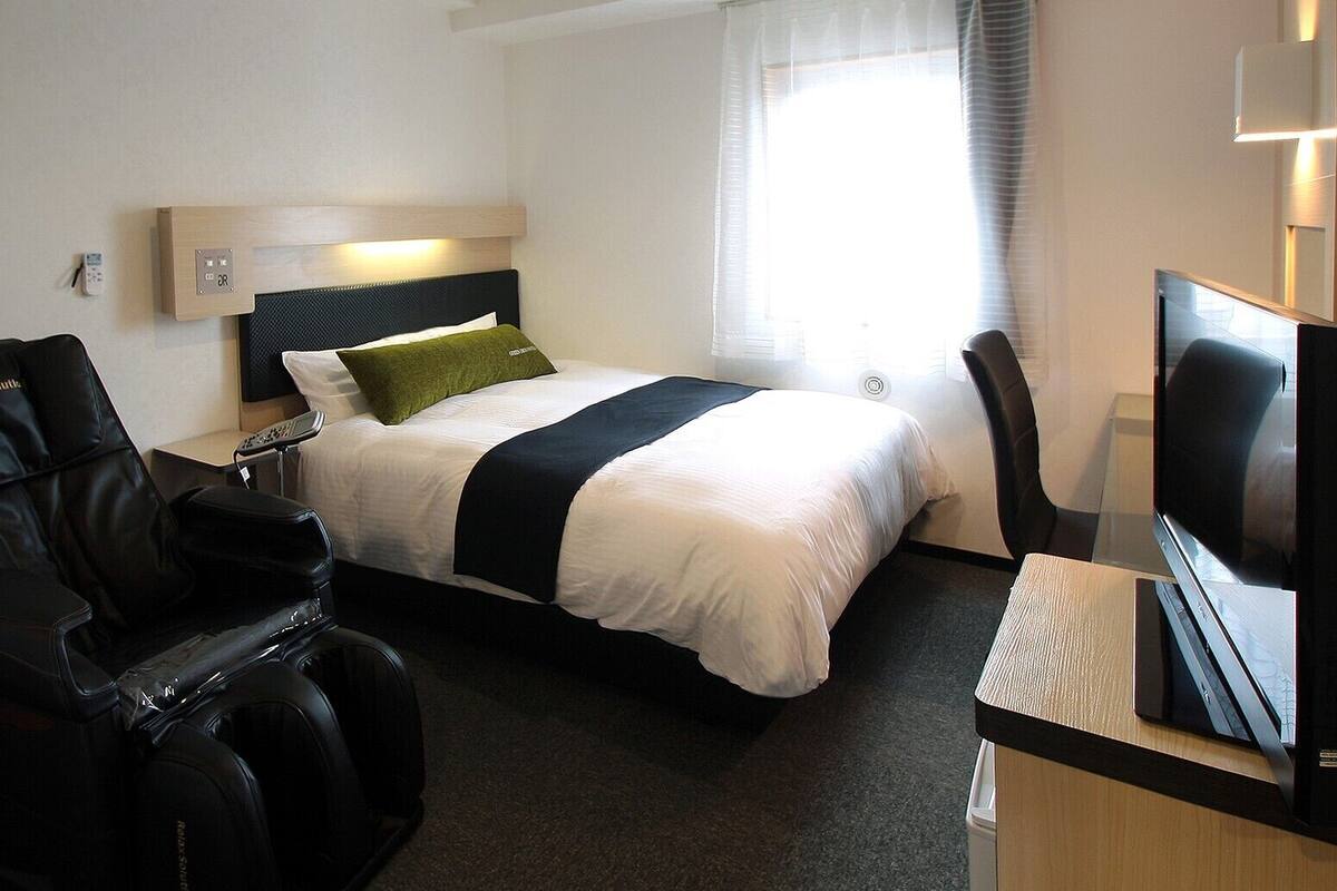 Premium bedding, down duvets, desk, blackout curtains