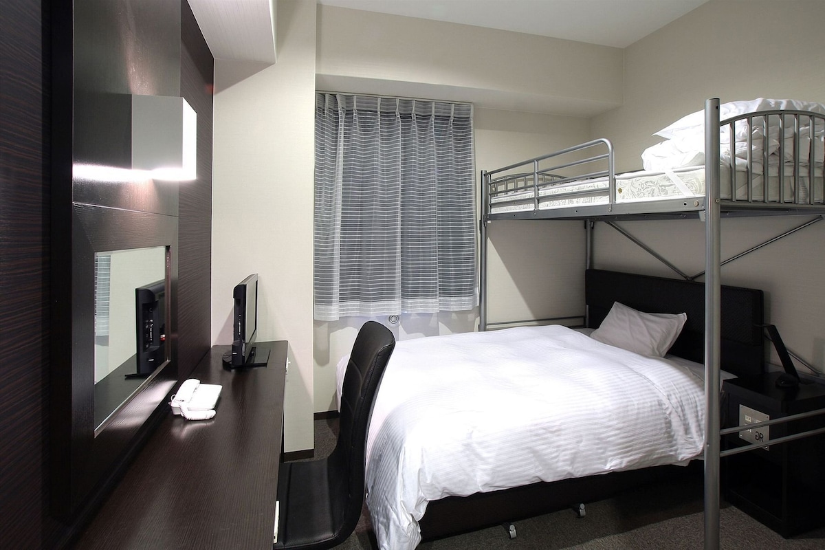 Luxe beddengoed, donsdekens, een bureau, verduisterende gordijnen