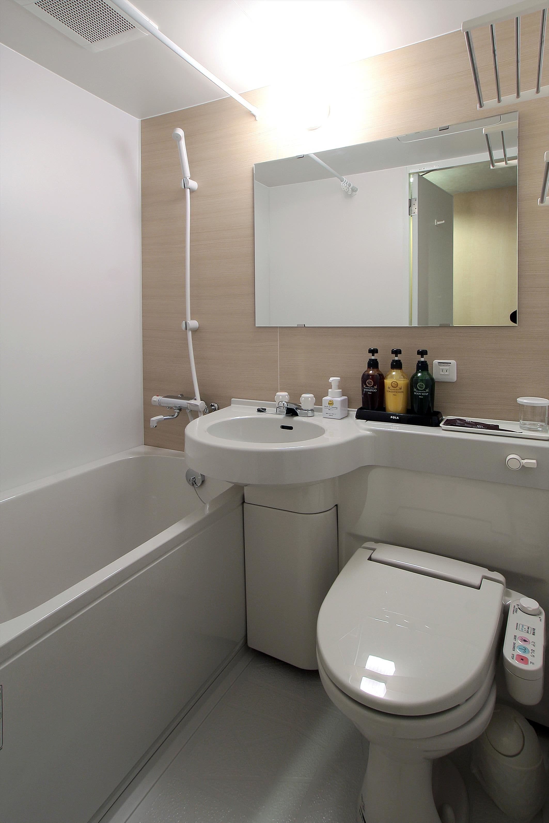 Un baño moderno con bañera, lavamanos y retrete.