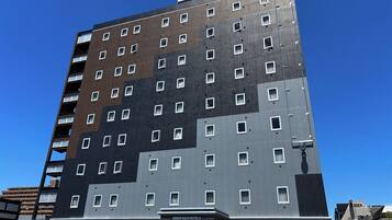 Un edificio de varios pisos con un letrero que indica 'DR. GREEN RICHTEL' y 'GREEN RICH HOTELS' en la parte inferior.