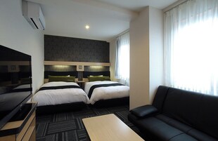 行政客房, 吸烟房 | 高档床上用品、羽绒被、办公桌、遮光窗帘