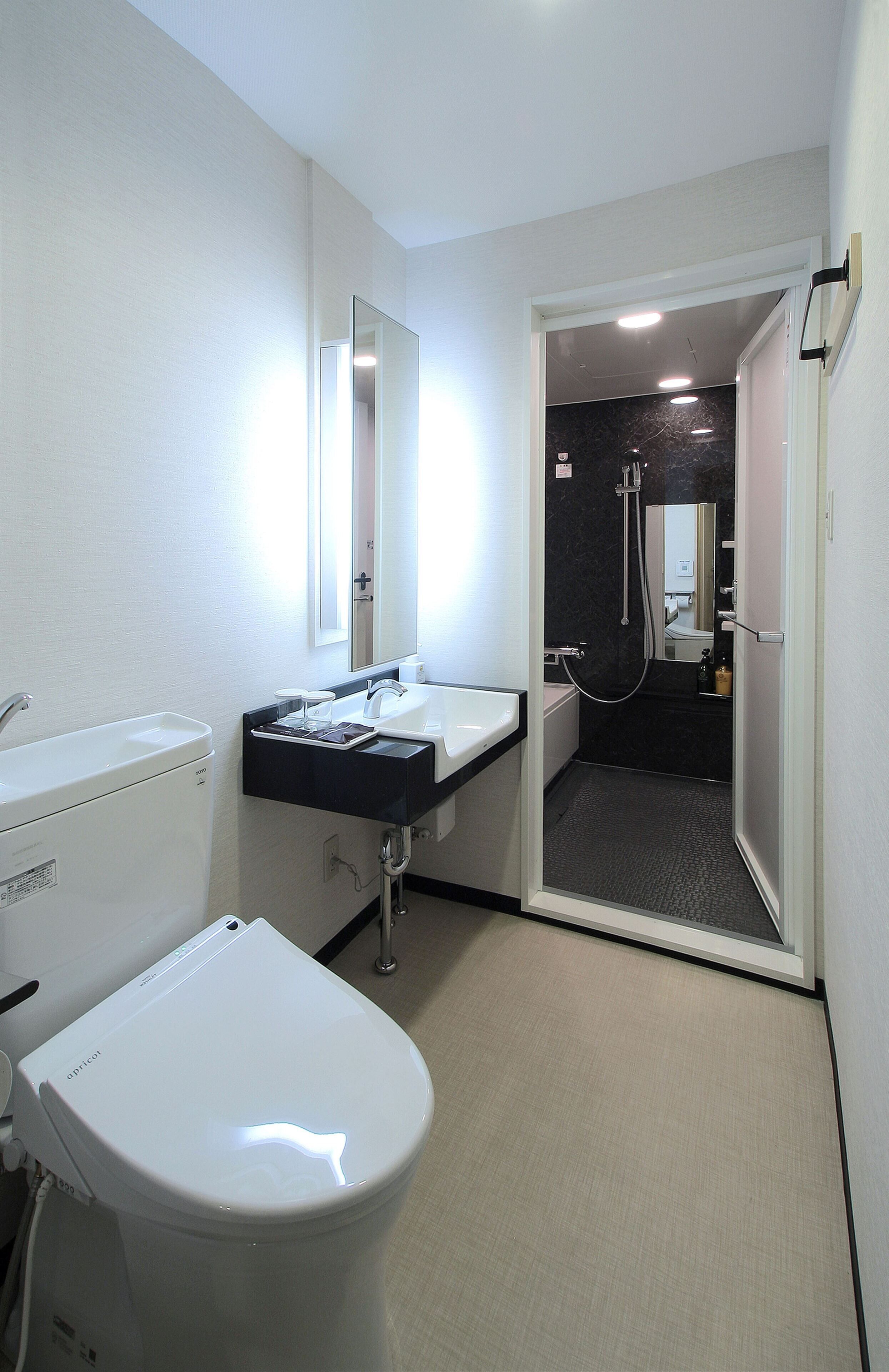 executive room, smoking | bathroom | combined shower/bathtub, deep-soaking bathtub, free toiletries