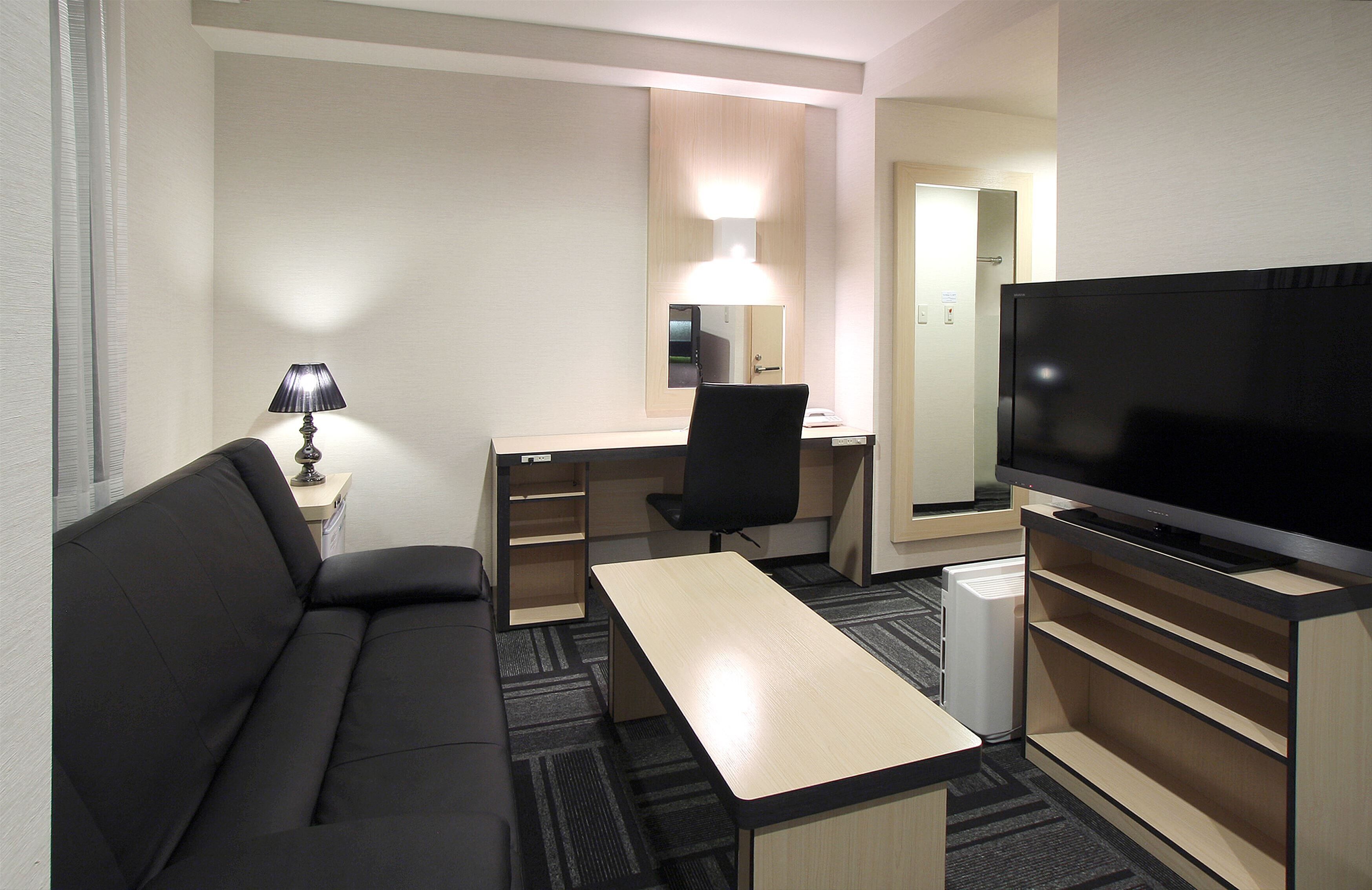 executive room, smoking | premium bedding, down duvets, desk, blackout curtains