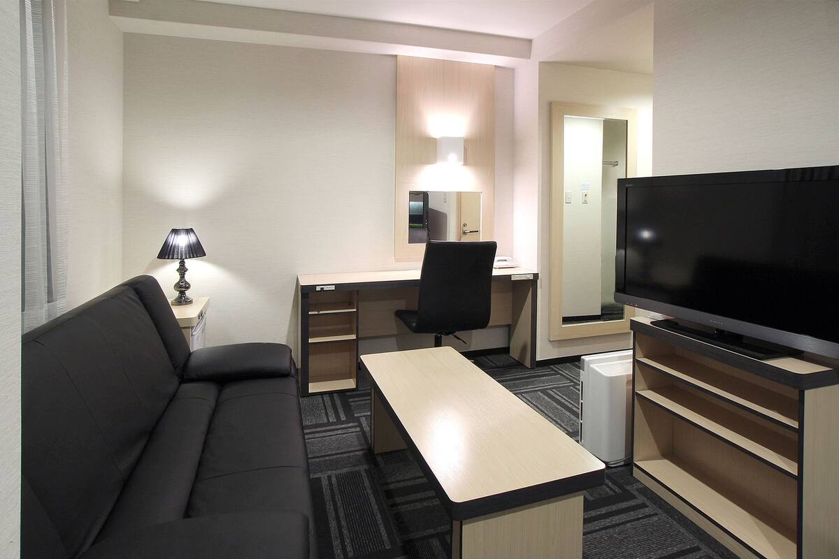 executive room, smoking | premium bedding, down duvets, desk, blackout curtains