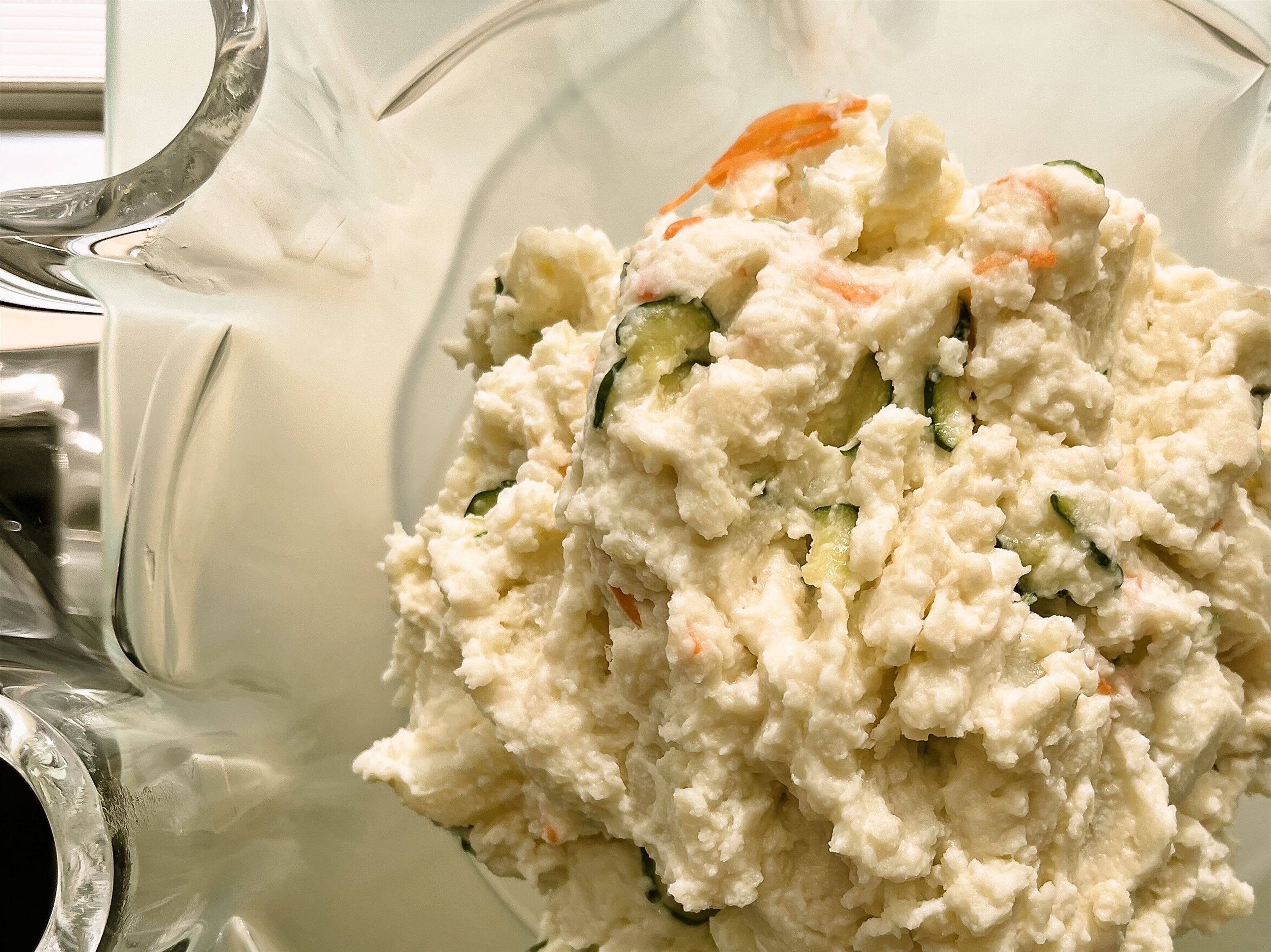 Primer plano de una ensalada cremosa con verduras.