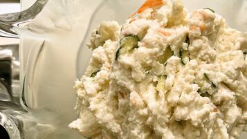 Primer plano de una ensalada cremosa con verduras.