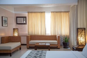 Suite Deluxe | Área de sala de estar | Televisión 