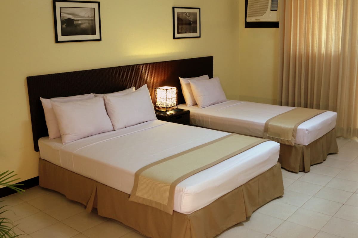 Deluxe Room | Minibar, cots/infant beds, rollaway beds