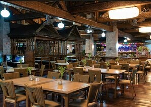 3 間餐廳；供應午餐和晚餐