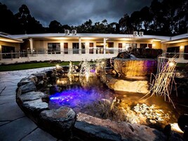 Fachada de la propiedad por la tarde o noche